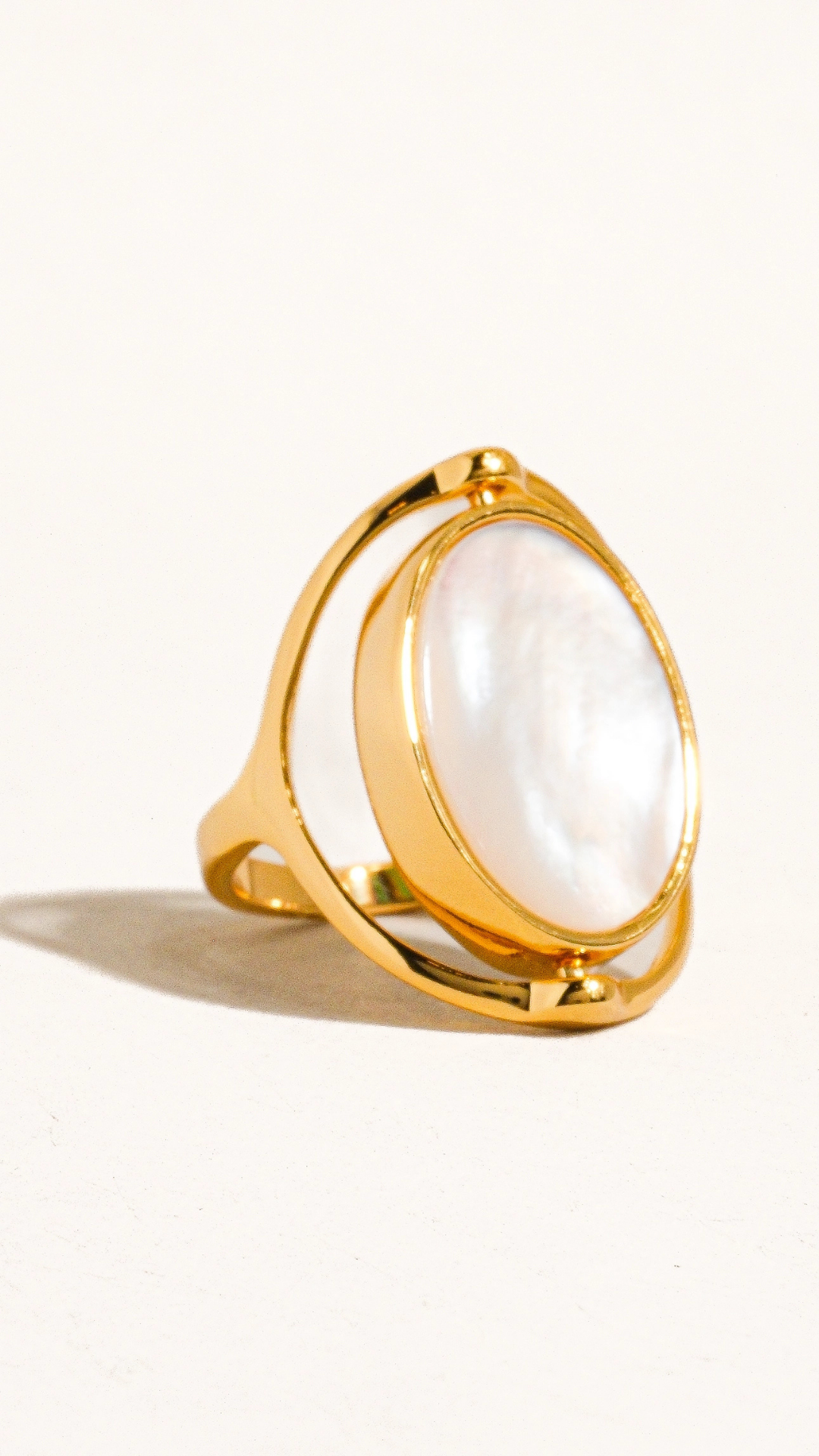 Violette double-sided shell ring